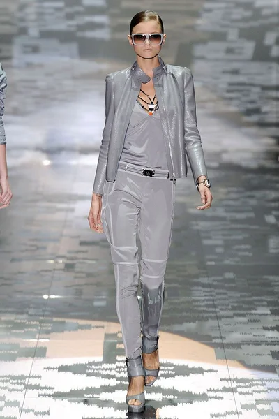 Look 16